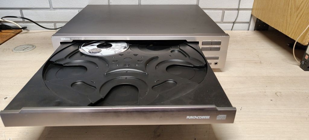 Odtwarzacz CD zmieniarka YAMAHA CDC-655.