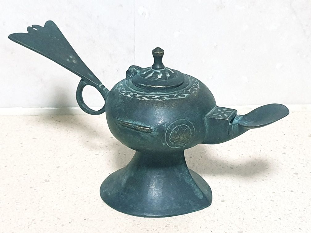 Linda antiga lamparina de azeite em bronze