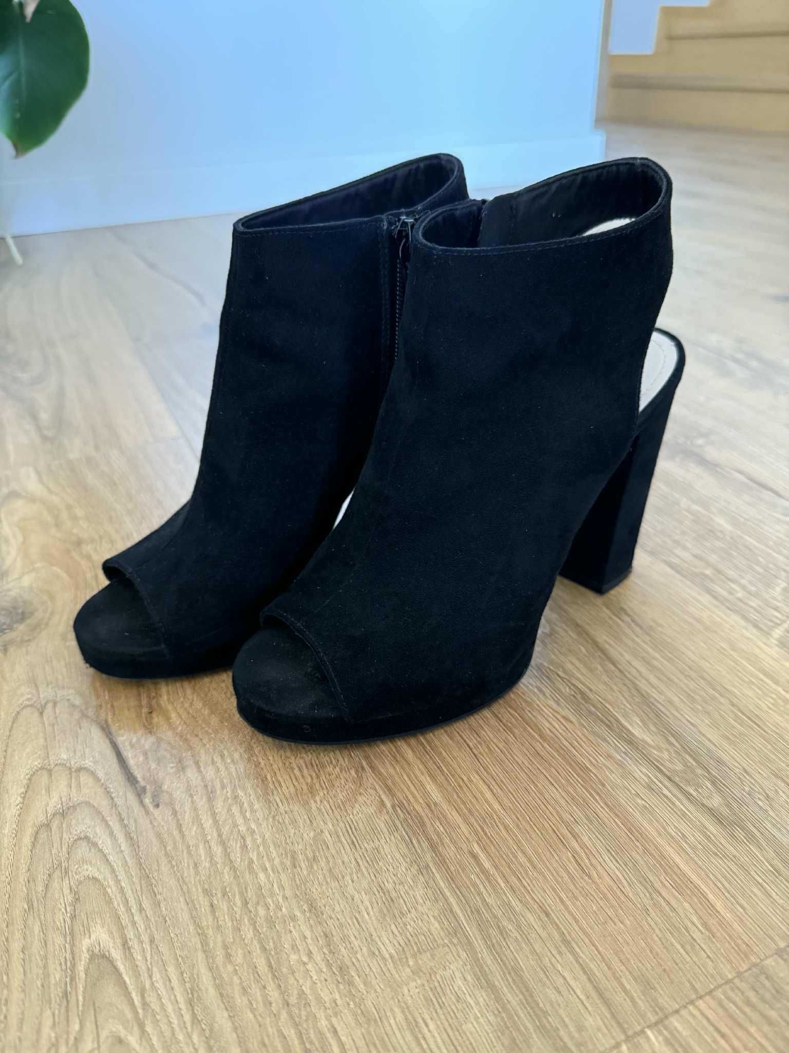 Buty na słupku bez pięty i palców 39