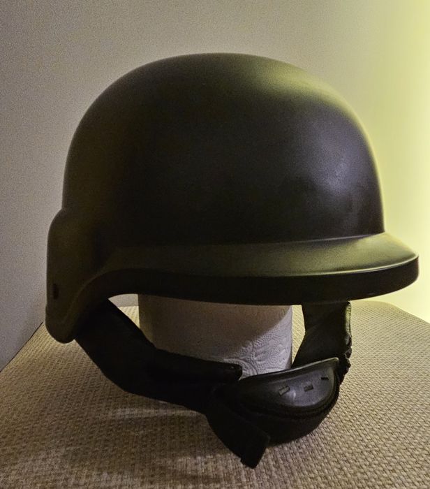 Brytyjski wojskowy czarny hełm plastikowy MK7 TACTICAL