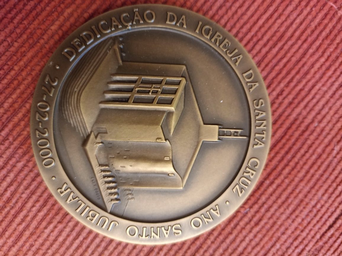 Medalhão da TAP (50 anos) + medalhão de igreja Sta Cruz