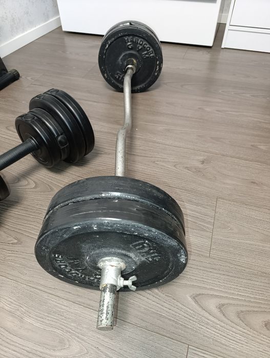 Штанга із зігнутим грифом та дисками на 20 кг