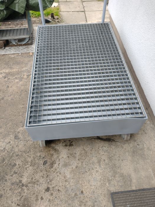 Stalowa, mobilna wanna ociekowa z kratownicą.