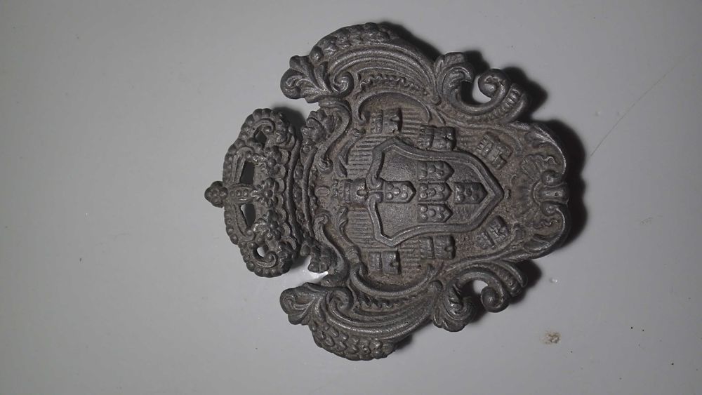 Cinzeiro em aluminio com brasão das Armas de Portugal