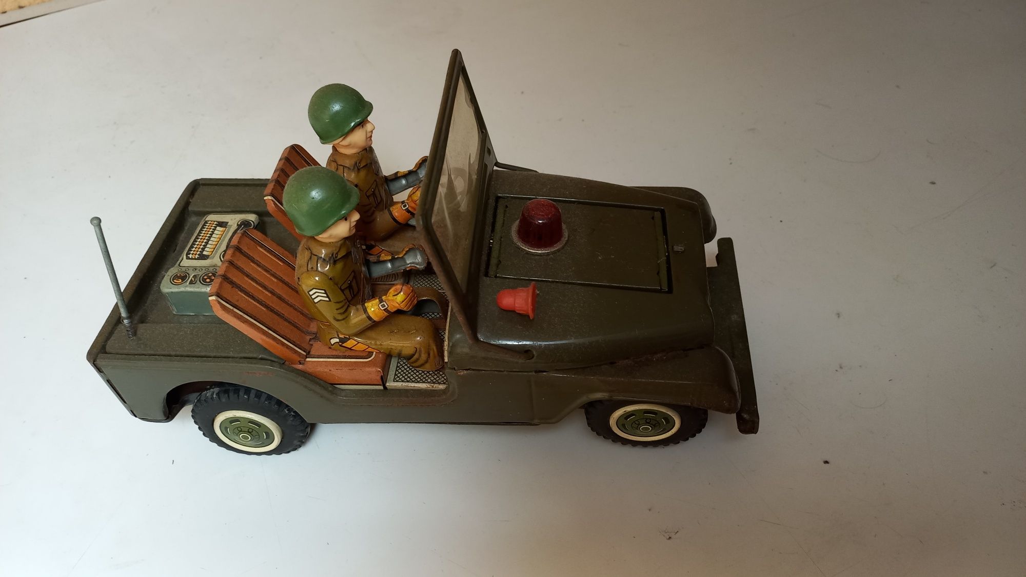 Brinquedo Lata anos 60 jipe militar. Muito bom estado. Oportunidade.