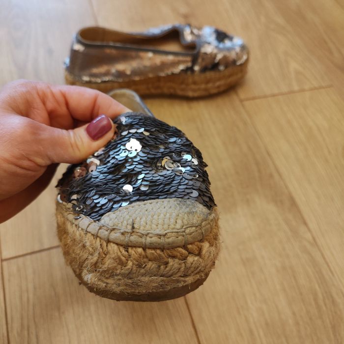 Espadryle na słomie w cekiny firmy Macarena