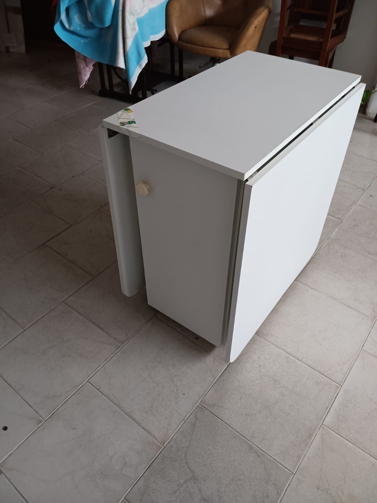 Mesa com gavetas