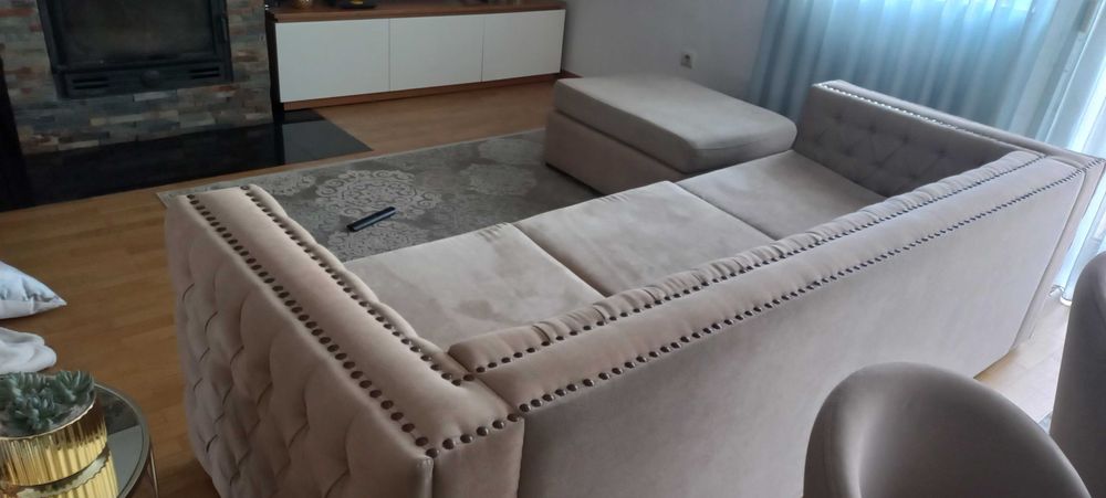 Sofá bege com capitoné