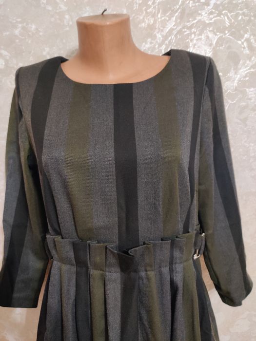 Плаття в ідеальному стані на вихід.