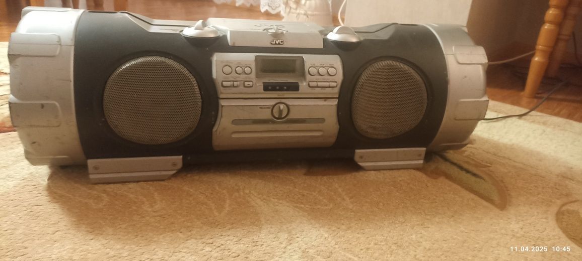 Продам бумбокс JVS