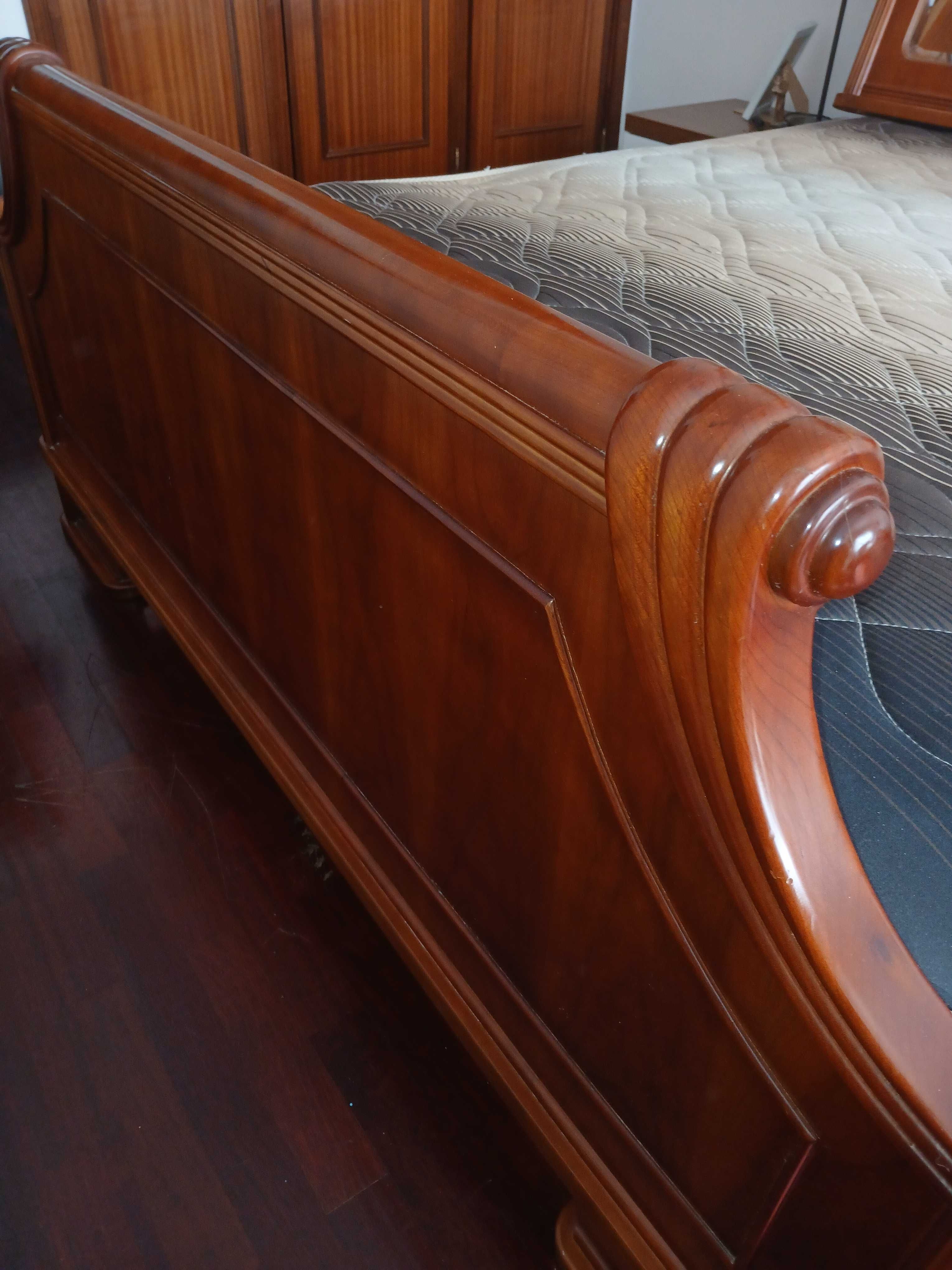 Cama de casal com colchão é  espelho.