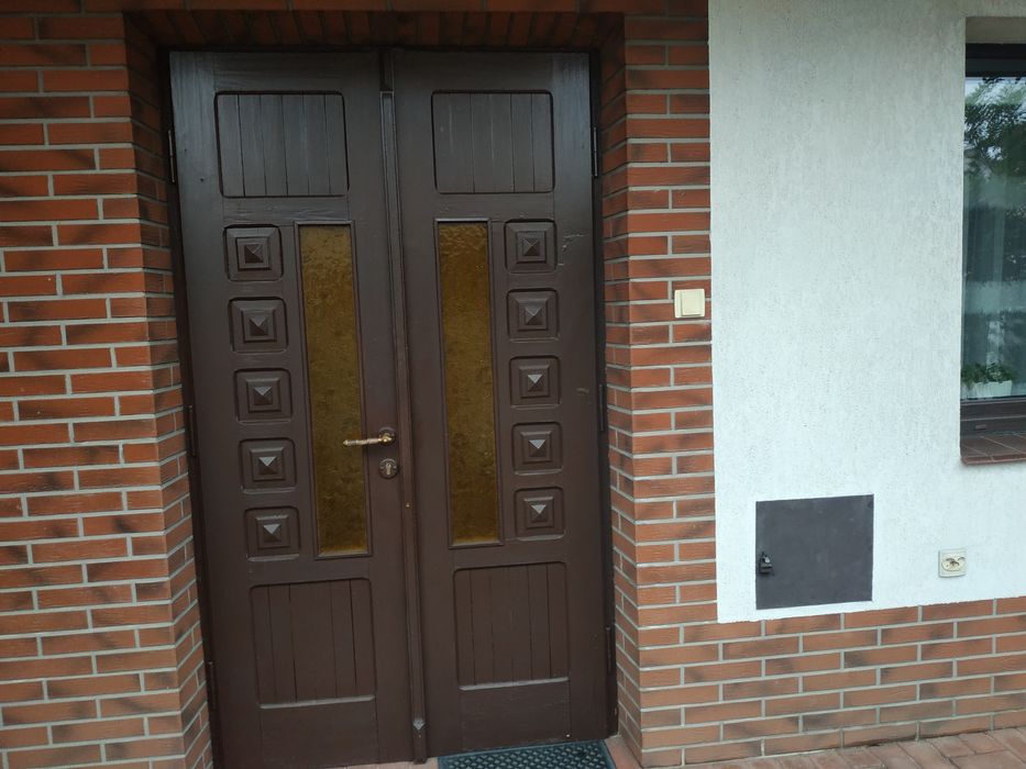 Sprzedam drewniane dwuskrzydłowe drzwi zewnętrzne