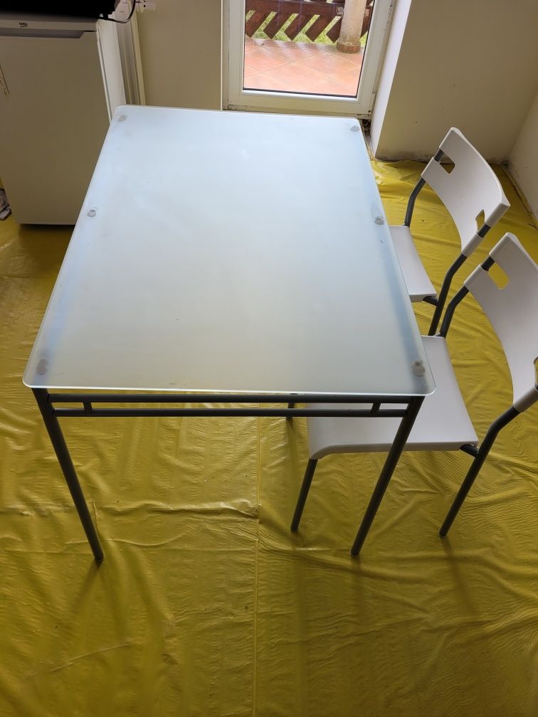 Stół z dwoma krzesłami blat szklany 110*75 cm stan bdb