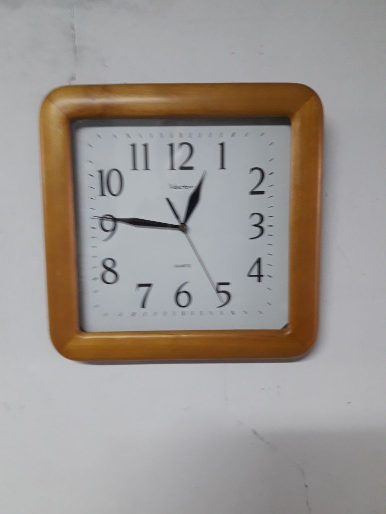 Kwarcowy zegar ścienny na ścianę vektor