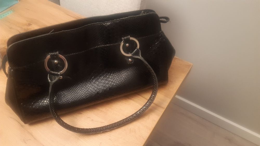 Torebka Gues, używana, czarna lakierowana