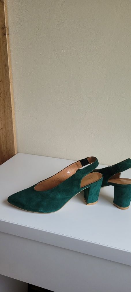 Buty na obcasie z odkrytą piętą.