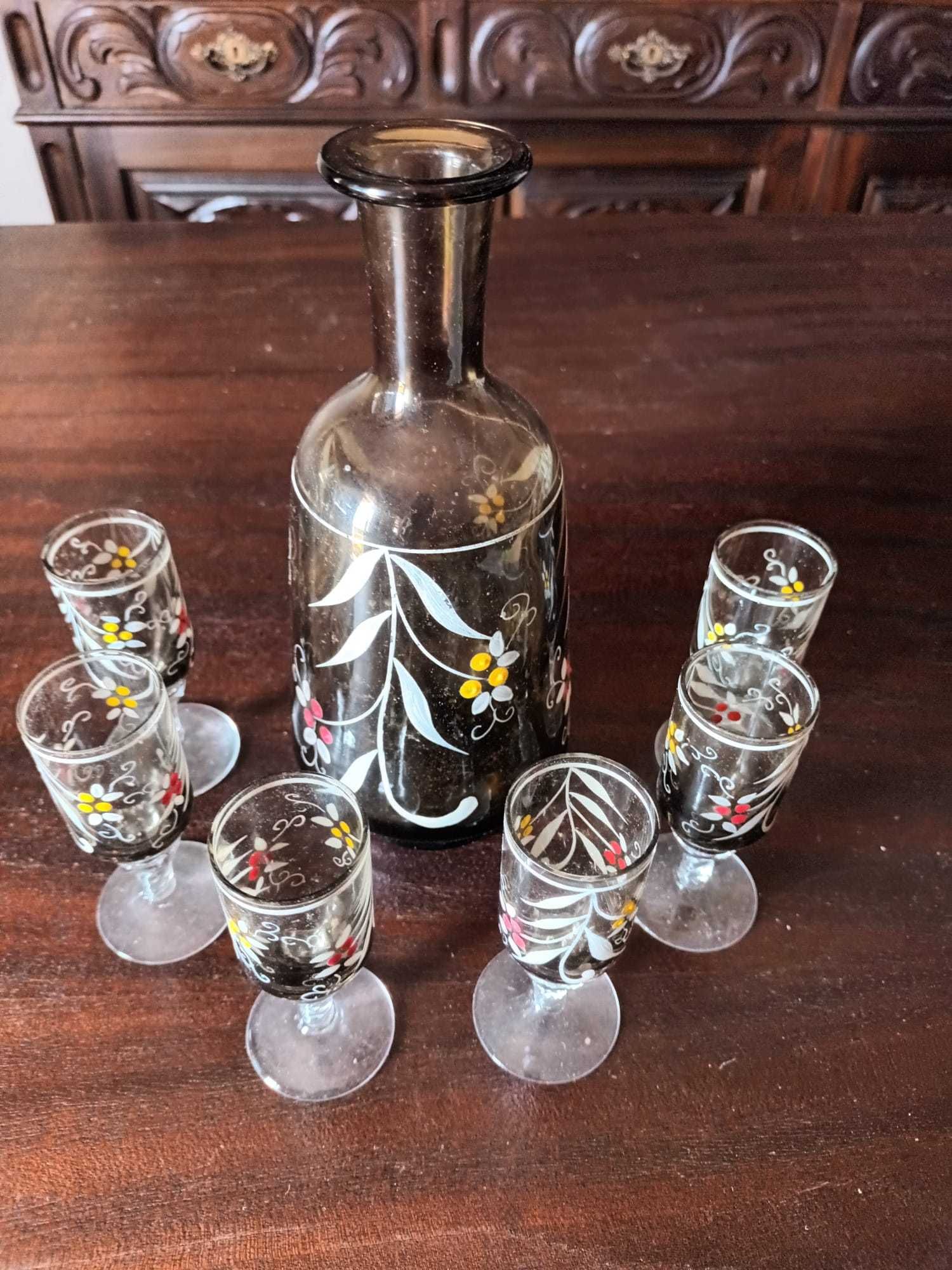 Garrafa e copos de licor
