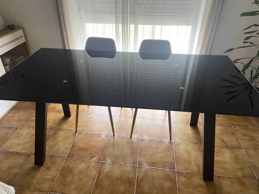 Mesa de jantar com tampo de vidro preto