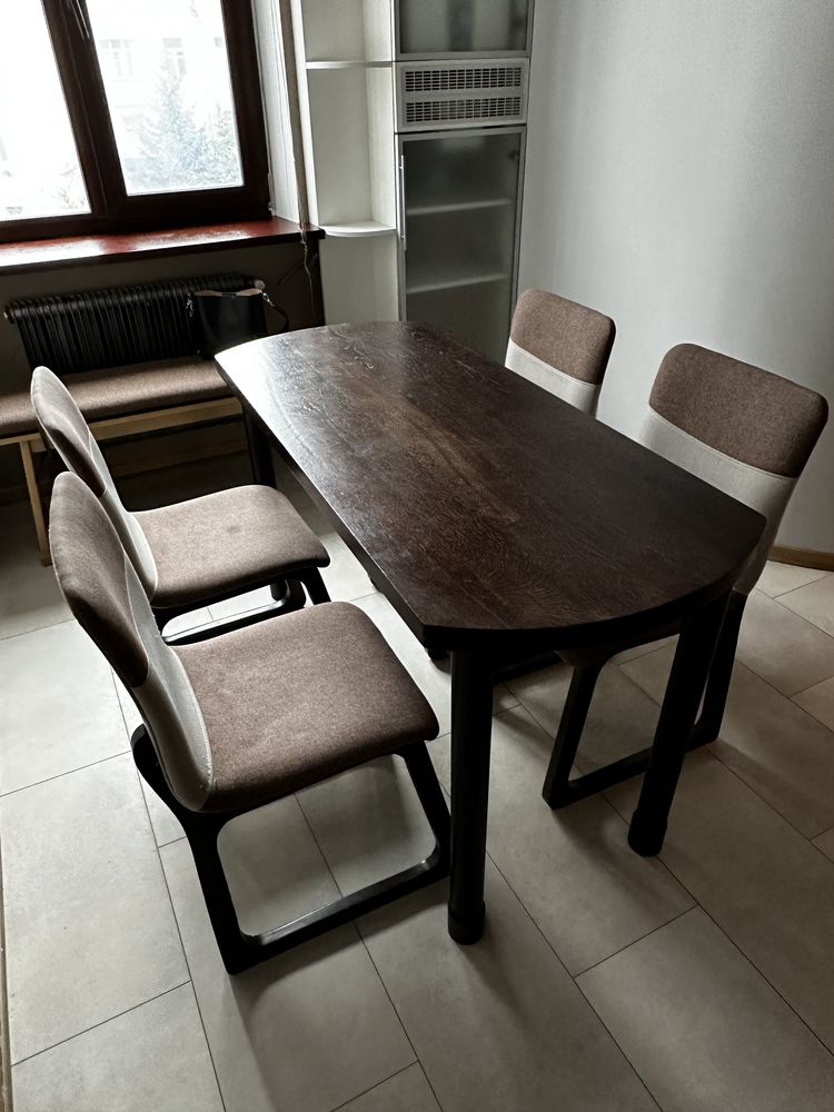 Обідній деревʼяний стіл та стільці