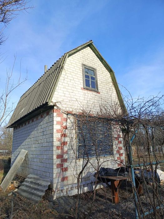 Дача ЗАЗ поряд із зупинкою.