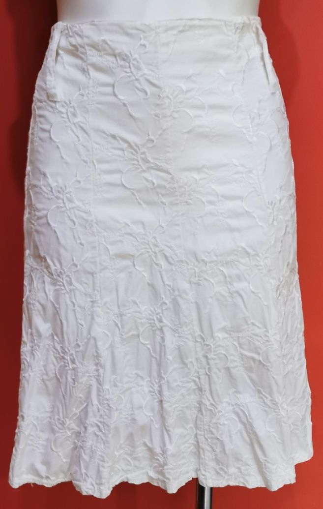 Piękna biała haftowana spódniczka