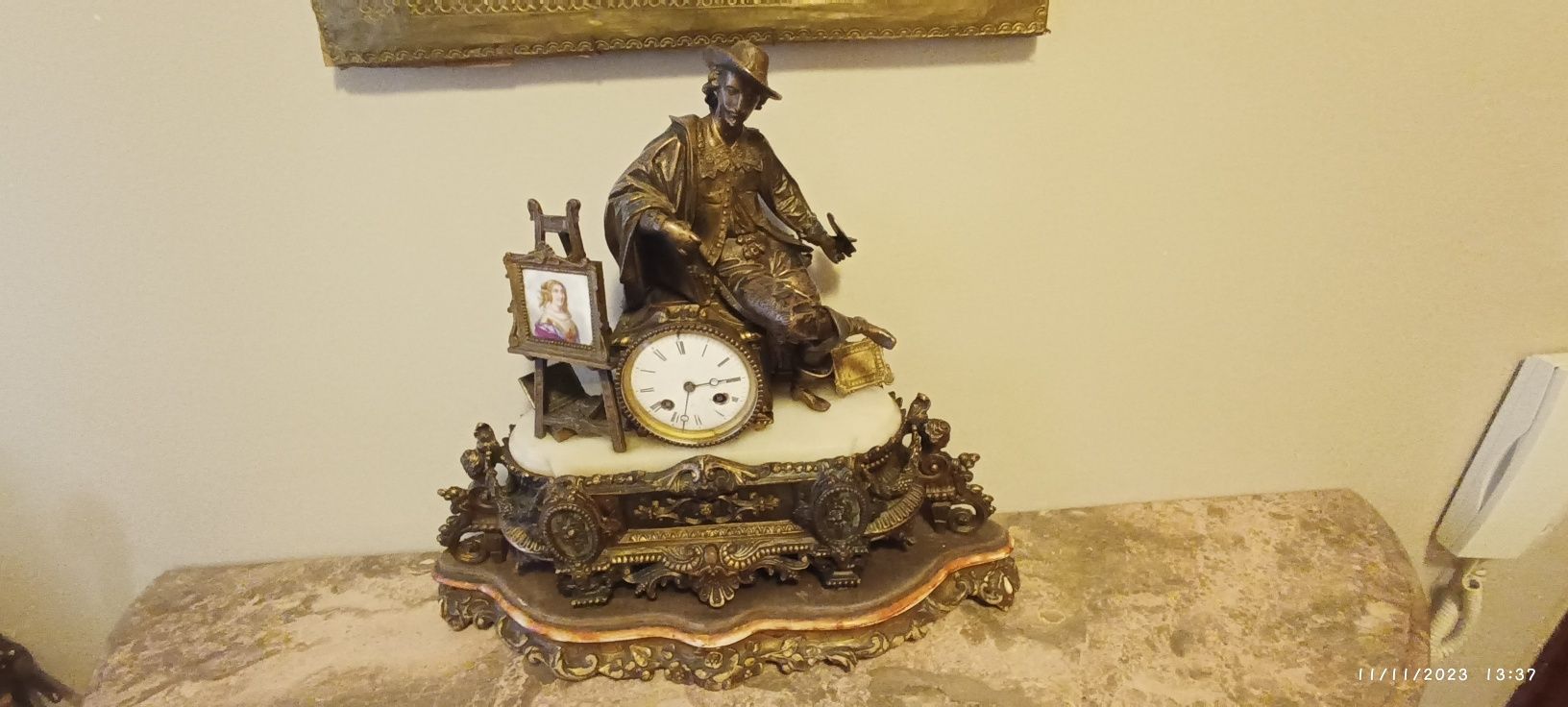 Relógios e estatuetas