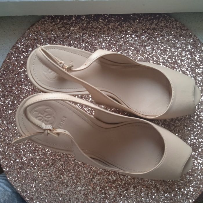 Promocja szpilki Guess 40
