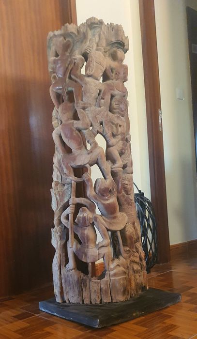 Escultura em madeira entalhada Teka
