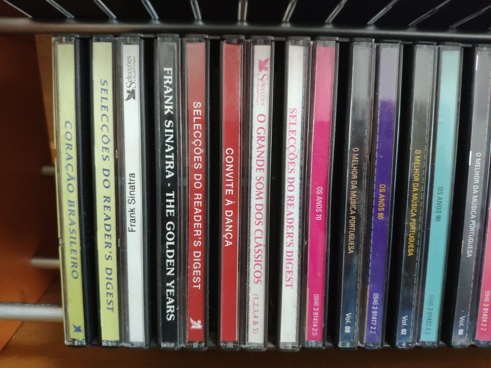 Coleção de CDs triplos com suporte