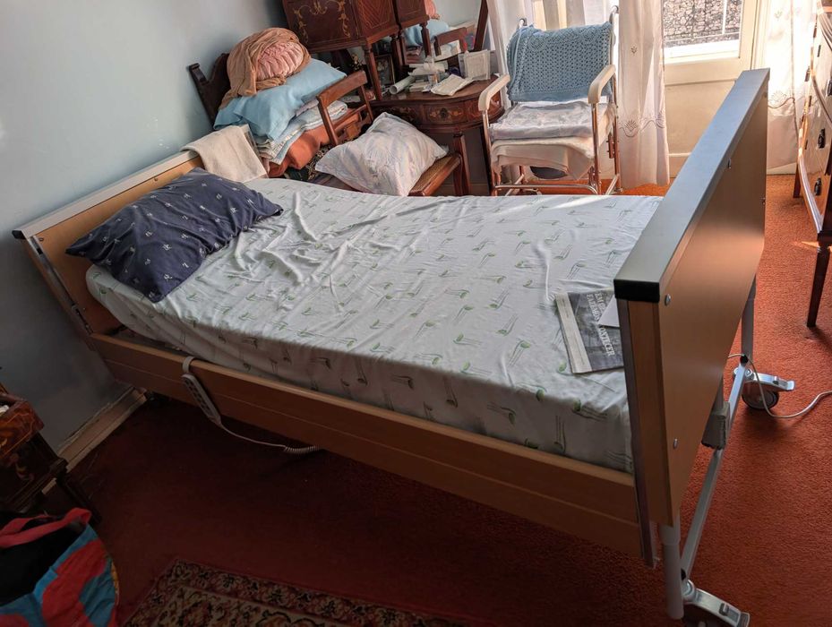 Cama articulada elétrica com colchão anti-escaras modelo STELLA - JMS