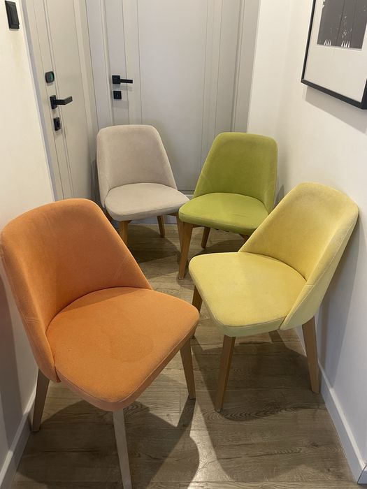 Komplet czterech krzesel tapiceroqanych