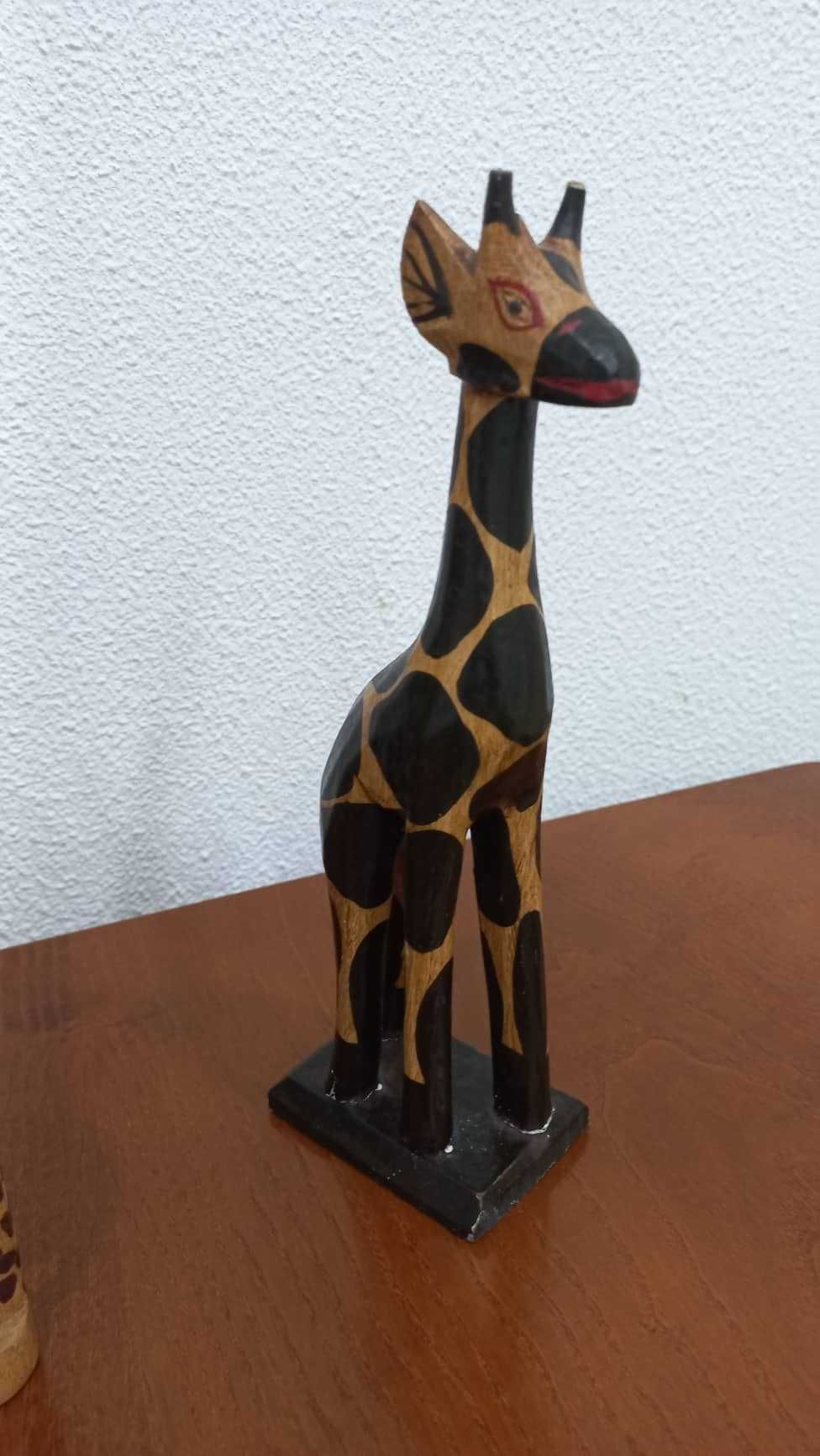 Conjunto de figuras girafas em Madeira