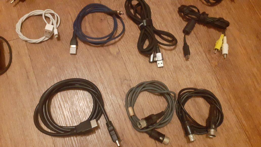 Зарядные устройства на телефоны разные
