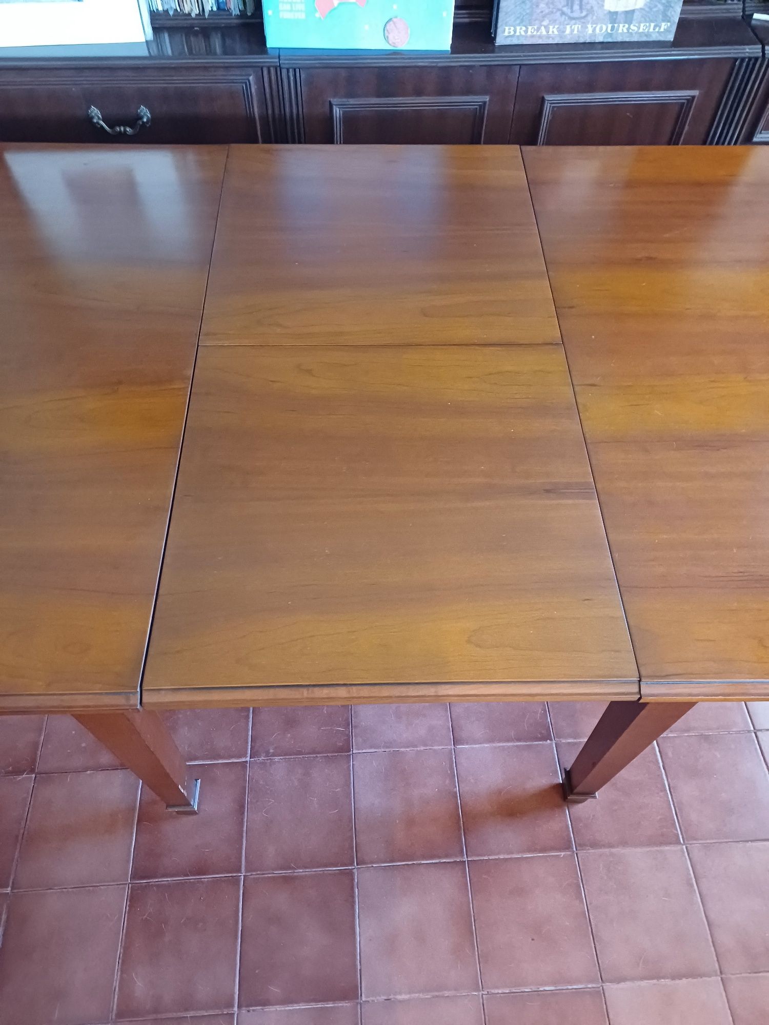 Conjunto mesa e cadeiras em cerejeira