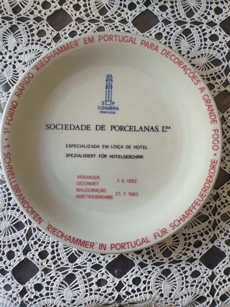 3 pratos: 1 pintado à mão,2 da Soc. de Porcelanas de Coimbra