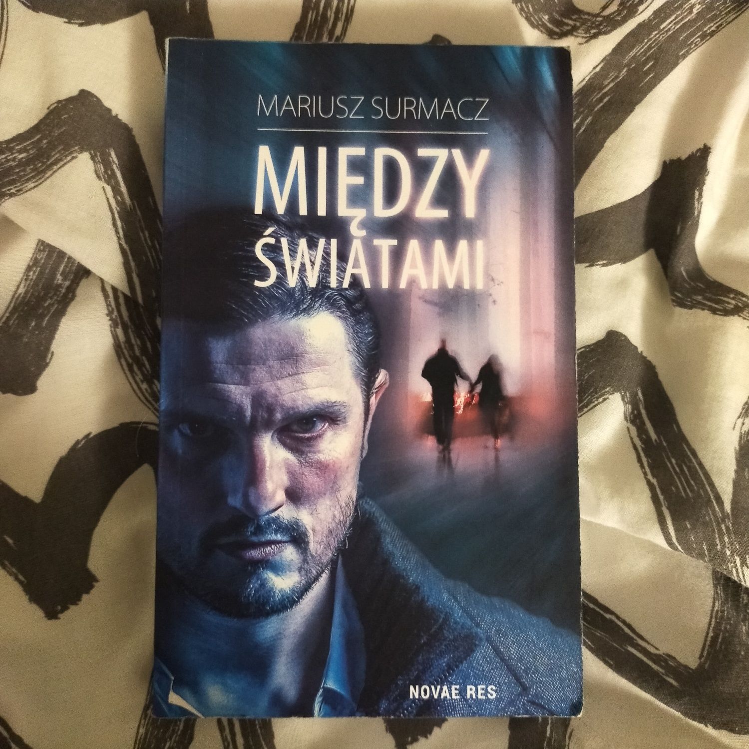 książka "Między światami" Mariusz Surmacz
