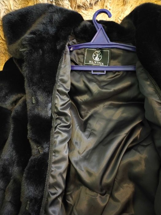 Шубка Чорного кольору, коротенька!