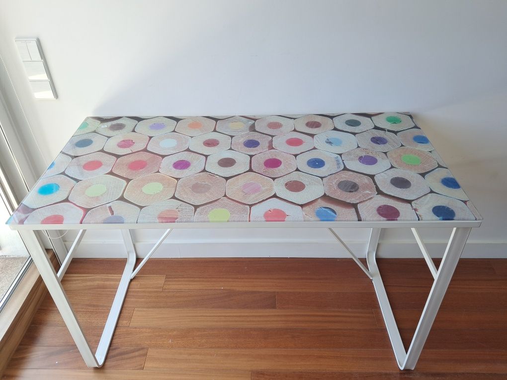 Cadeira em resina castanha: 15€