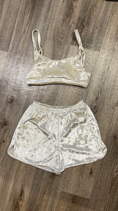 Велюрова піжама біживого кольору