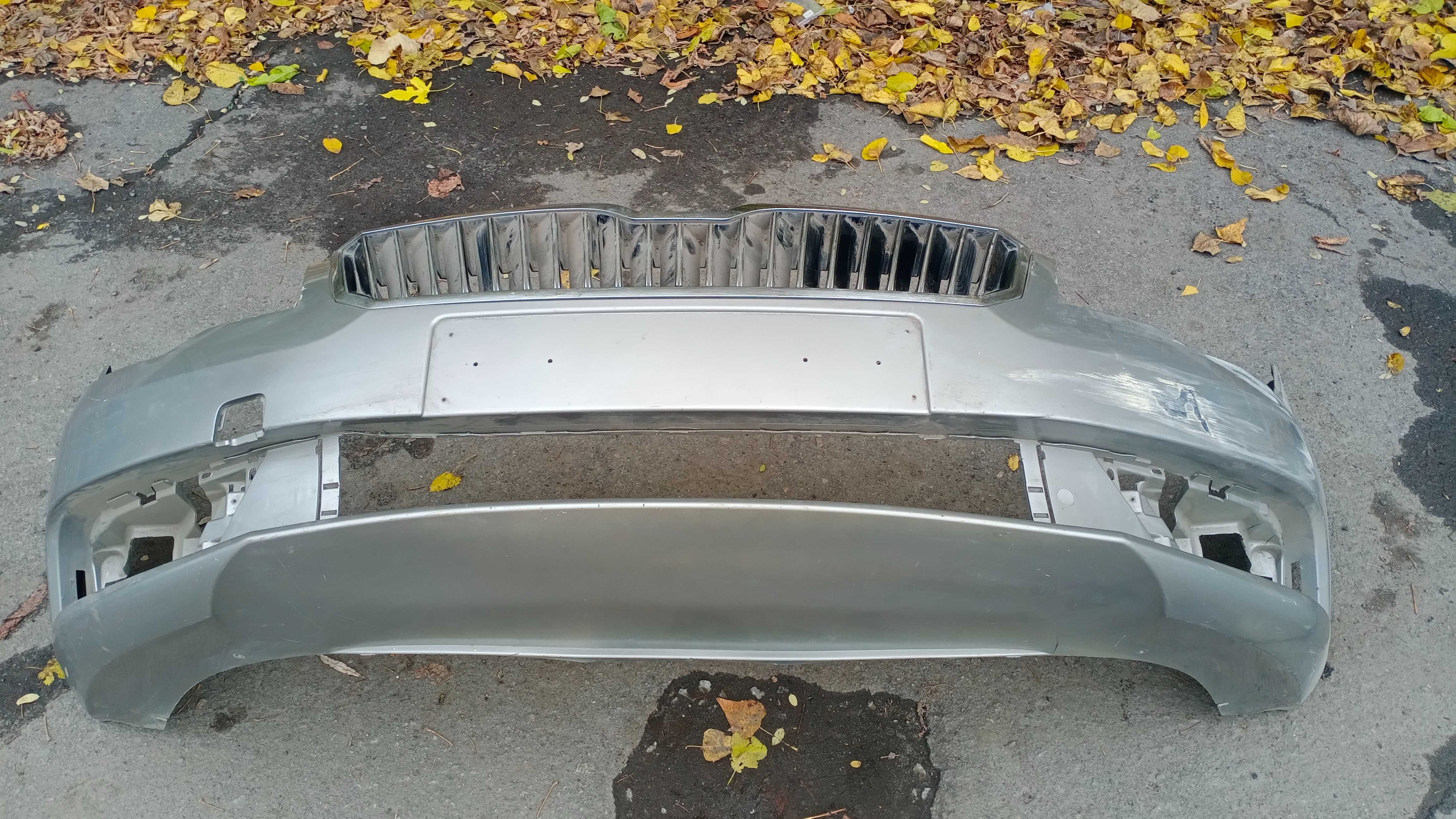 Бампер передний решетка радиатора на Skoda Superb 2013-2015 Рестайлинг
