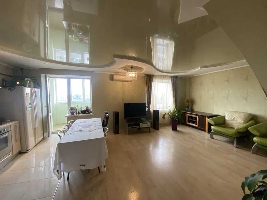 Продається 1/2 частки власності  у квартирі-студії на березі Дніпра