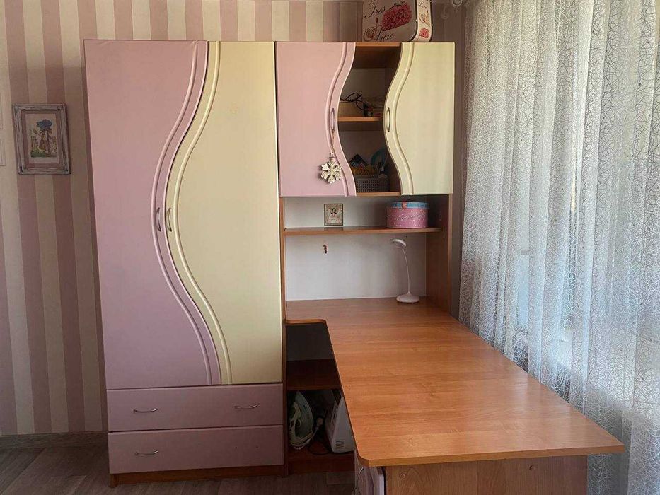 Меблі у дитячу кімнату.  Комп'ютерний стіл.  Куточок школяра.