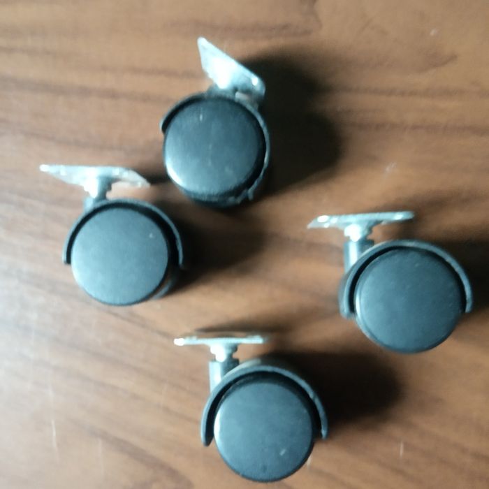 Ножки мебельные на колёсиках.