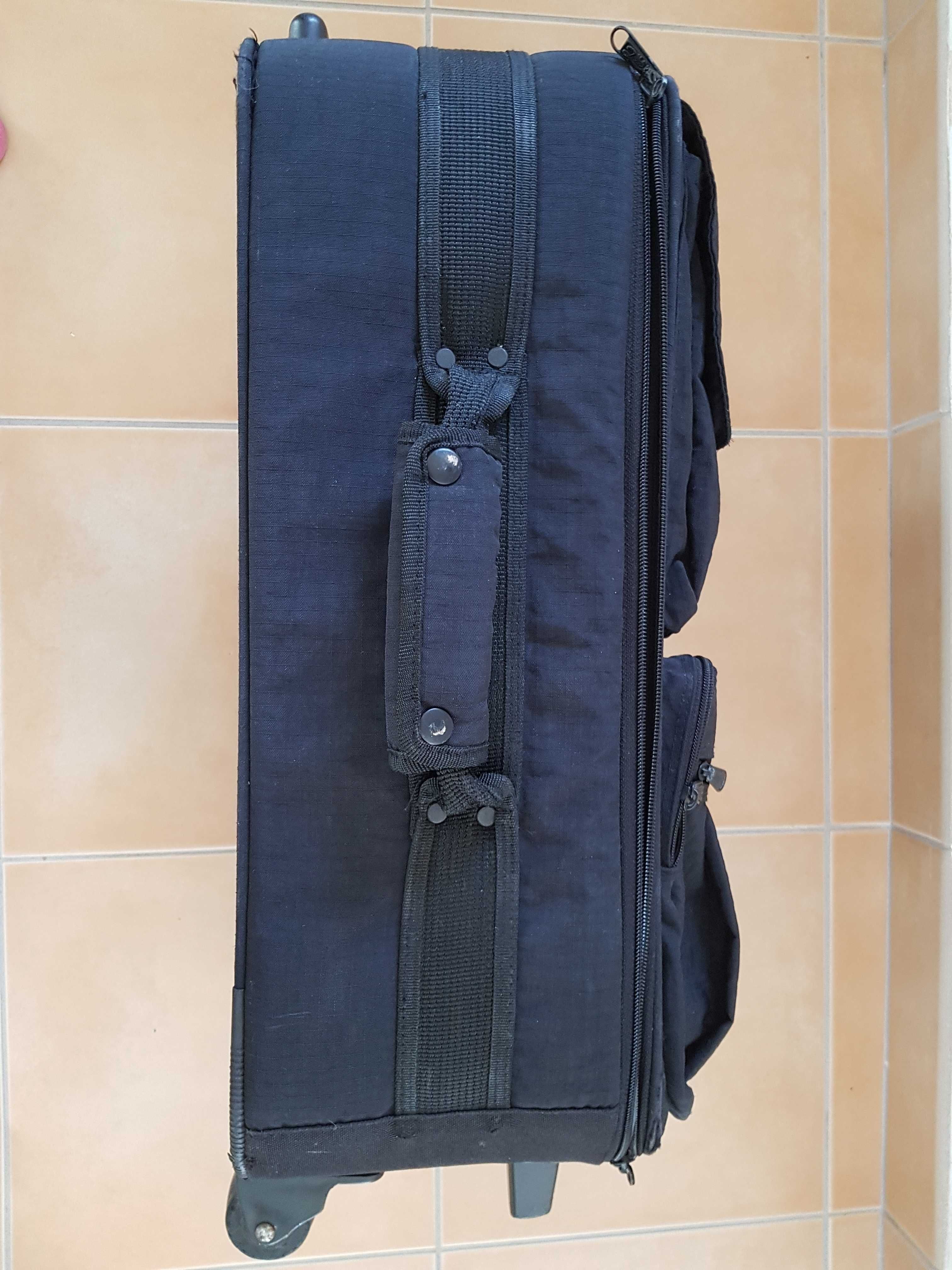 Black suitcase / good condition									
Valisa preto /  boa condição