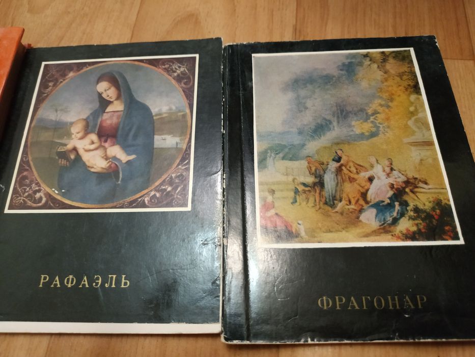 Наборы открыток разные и брошюры о художниках и музеях.