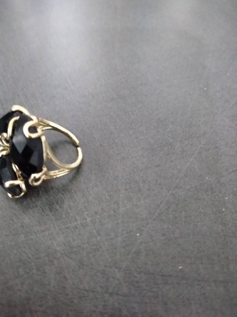 Cudny pierścionek z czarnymi kamieniami