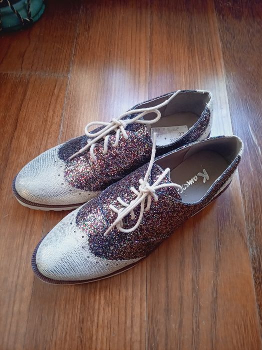 Sapatos estilo Oxford com brilhantes coloridos