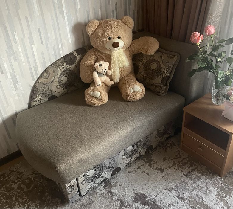 Кутовий диванчик з подушкою