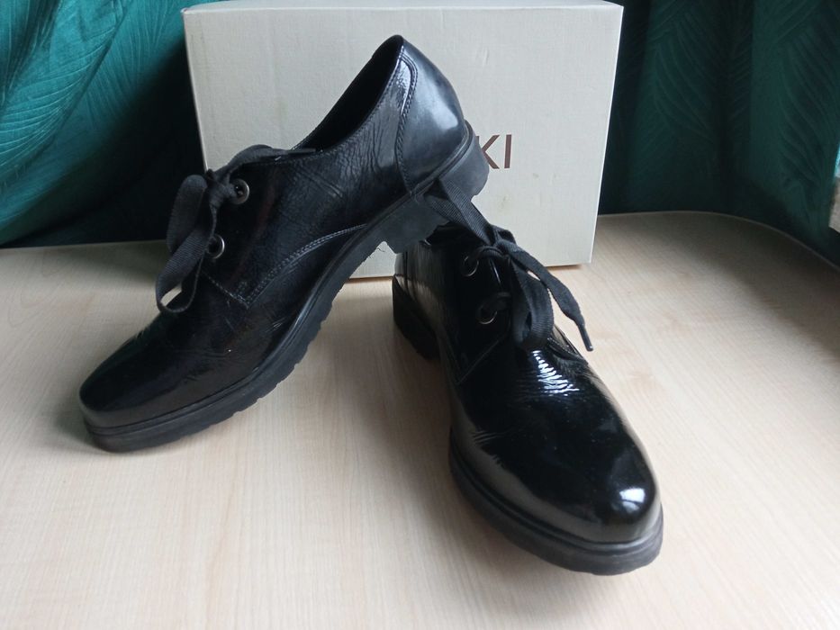 Damskie buty lakierowane Oxfordy Lasocki 41 Czarne