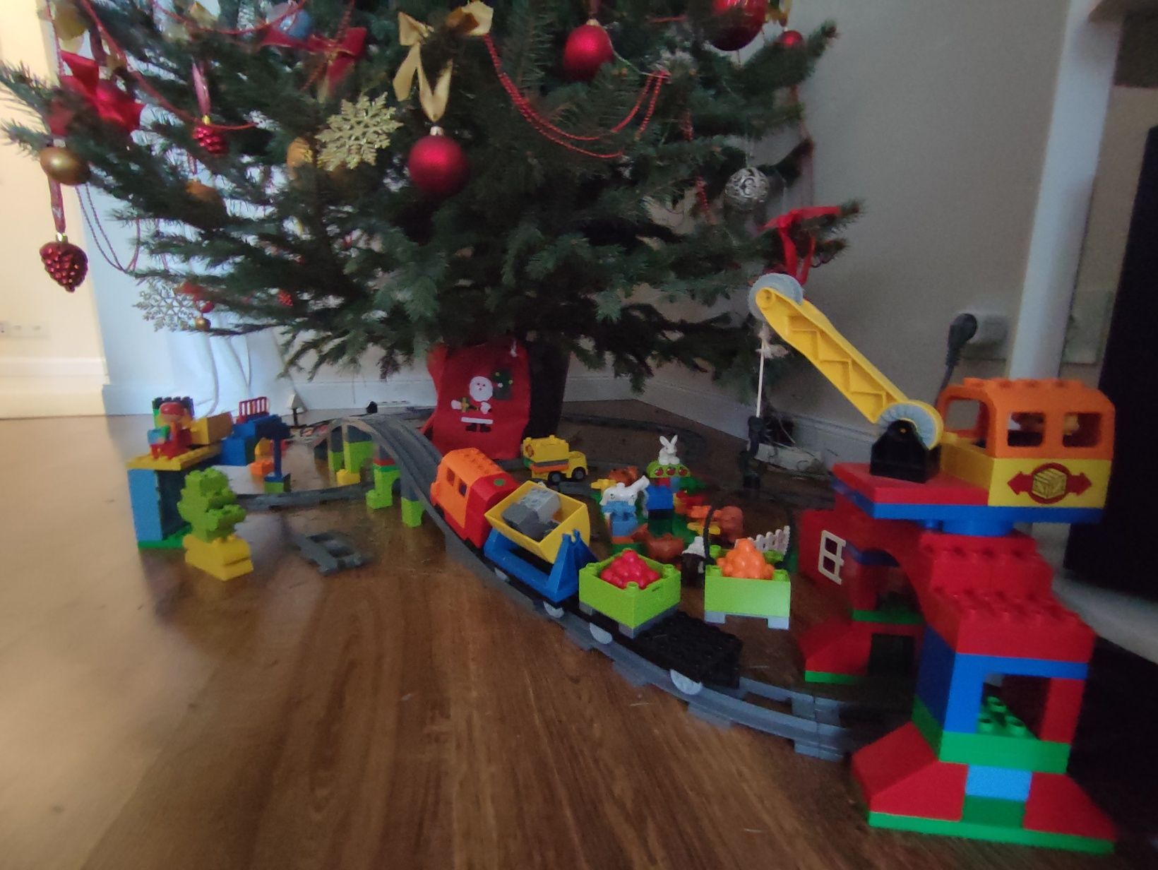 Kolejka LEGO Duplo z dodatkowym zestawem torów, zwrotnicą i przejazdem